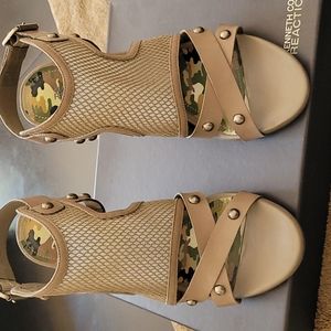 Women shoe; size 8
